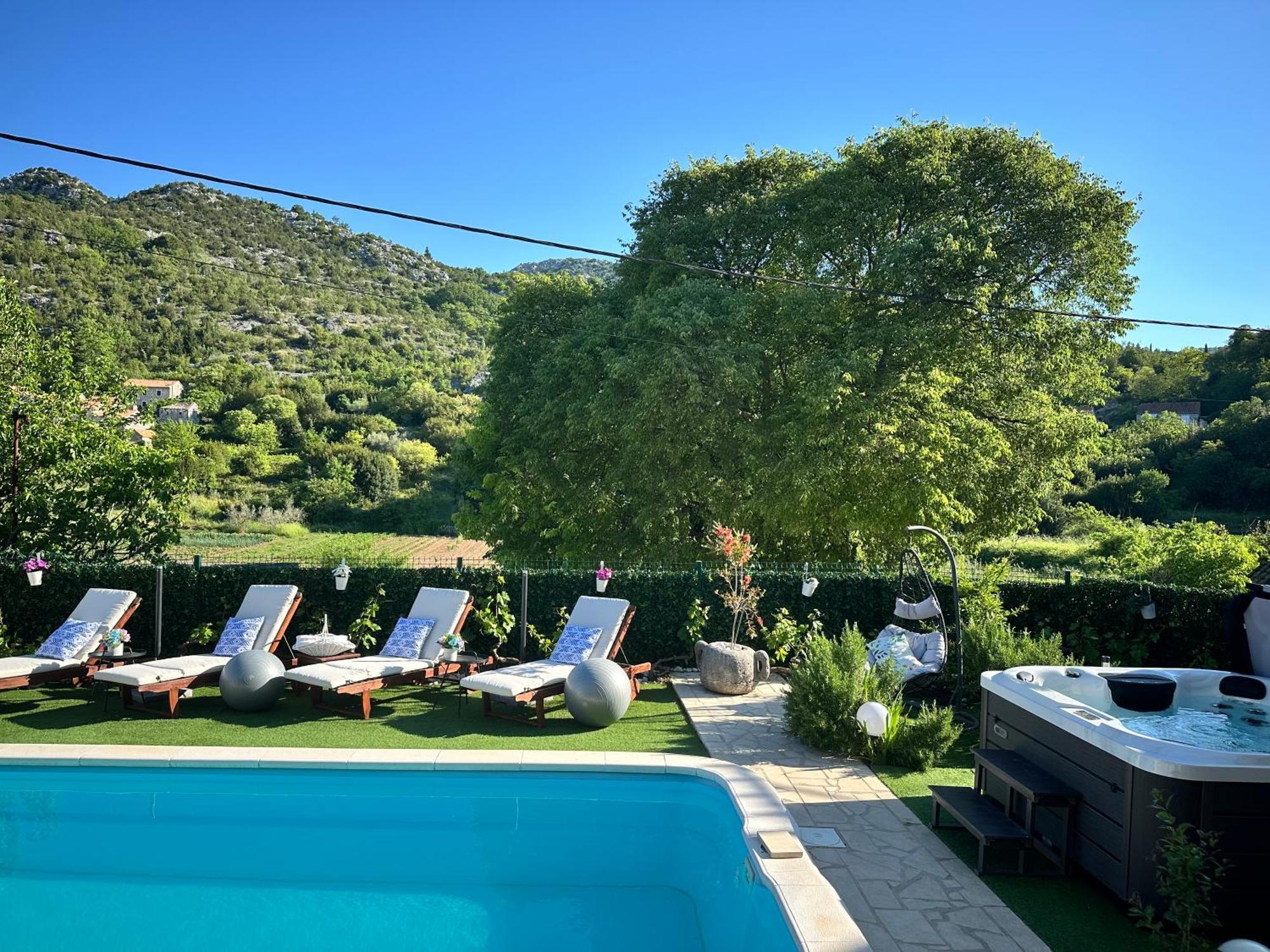 Villa Ivona With Swimming Pool And Jacuzzi Oslje Exteriör bild