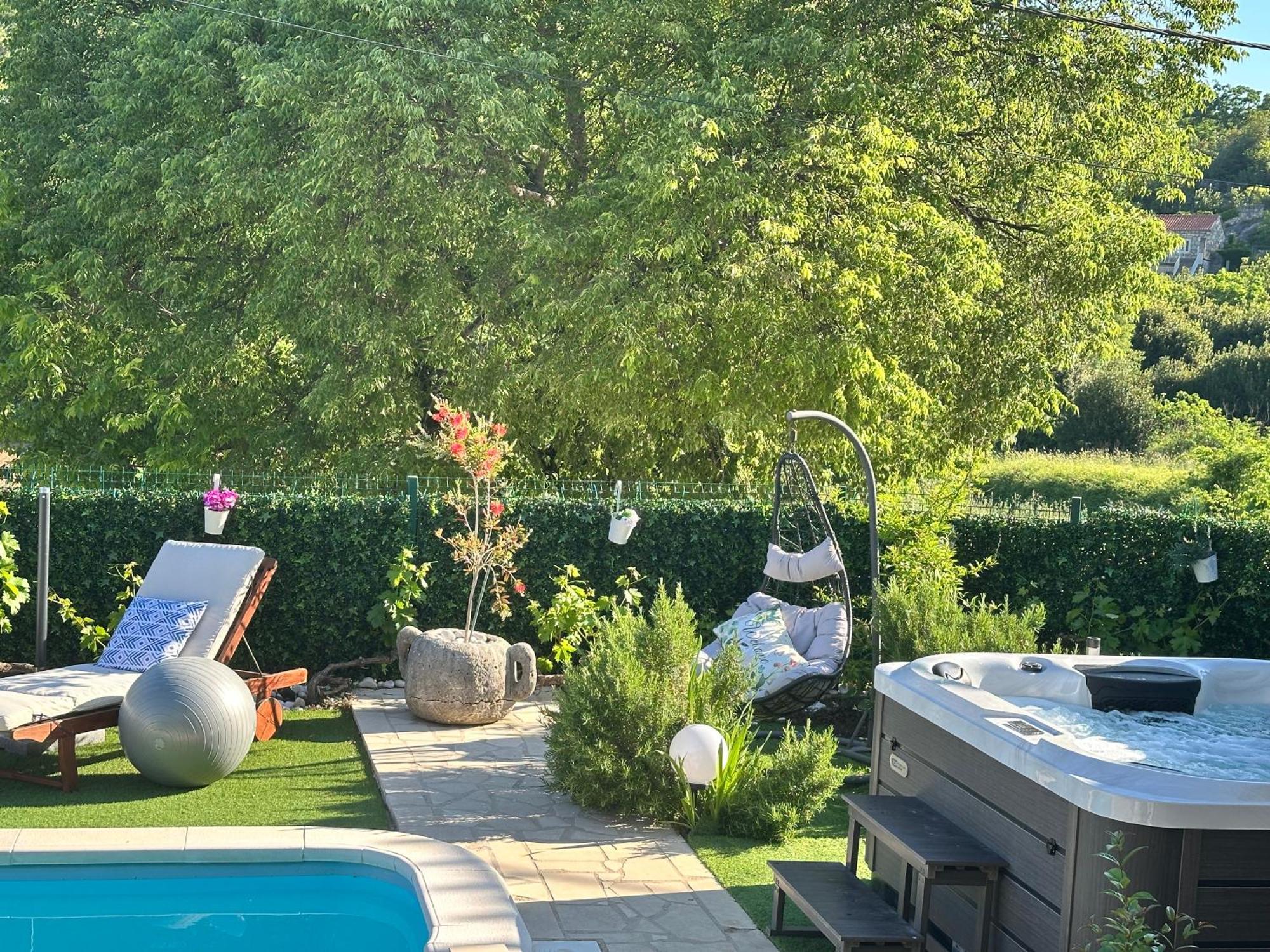 Villa Ivona With Swimming Pool And Jacuzzi Oslje Exteriör bild